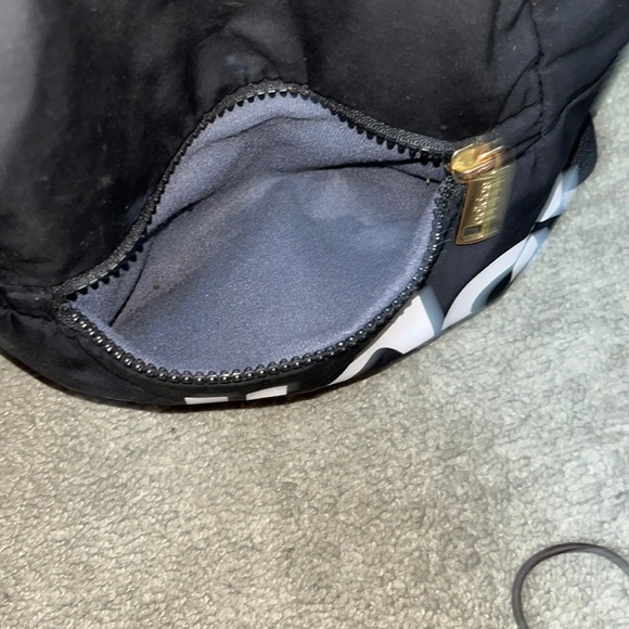 Adidas little backpack it has been used but it’s in great condition - Picture 8 of 8